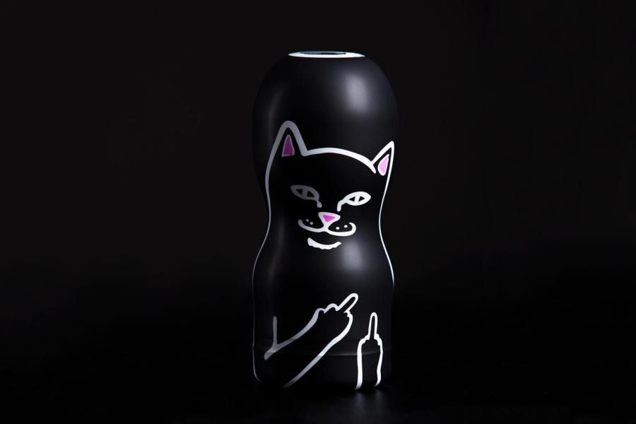 「最潮的飞机杯」问世！ RIPNDIP 中指猫爬上你的 TENGA？