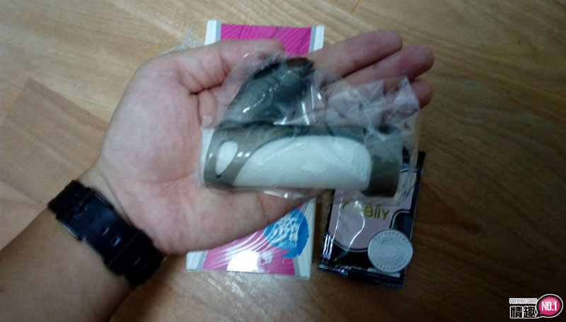 戴上恶少套环在小穴里抽插吧。恶少戏珠震动硅胶锁精老二套-恶少八爷;;;