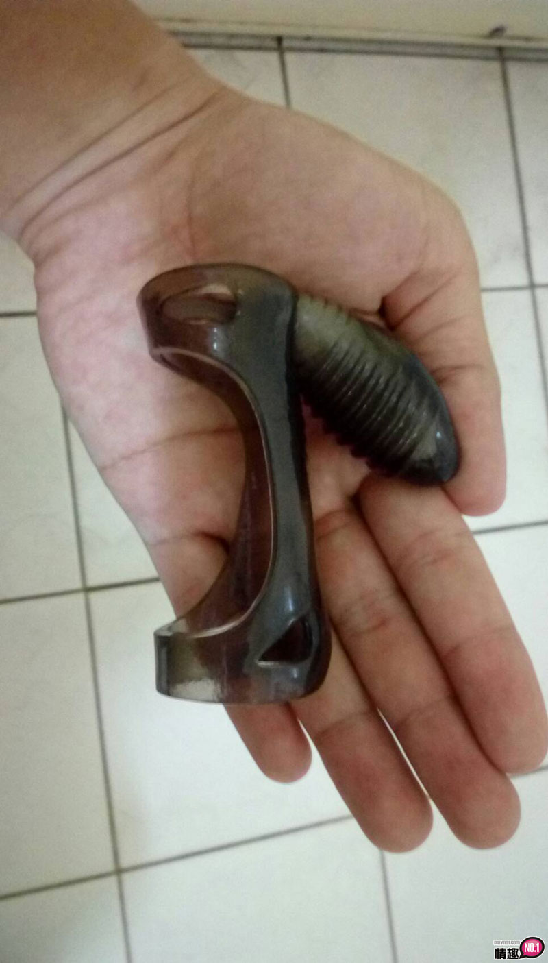 戴上恶少套环在小穴里抽插吧。恶少戏珠震动硅胶锁精老二套-恶少八爷;;;