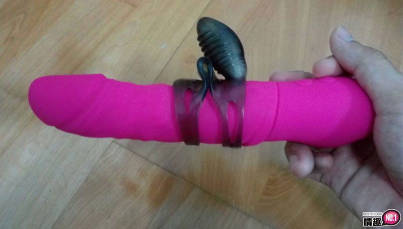 戴上恶少套环在小穴里抽插吧。恶少戏珠震动硅胶锁精老二套-恶少八爷;;;