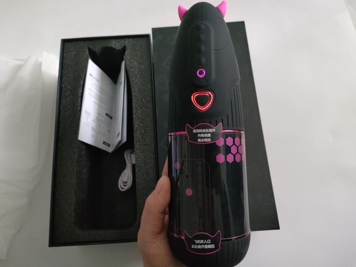 漂亮得不像实力派——YUU小恶魔赛博朋克风飞机杯测评