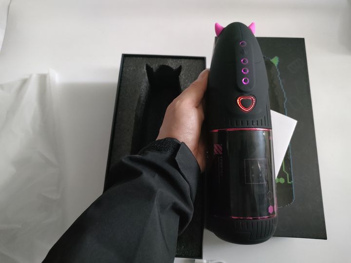 漂亮得不像实力派——YUU小恶魔赛博朋克风飞机杯测评