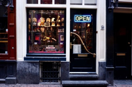 当皮革情趣套装遇上迷幻治愈风……