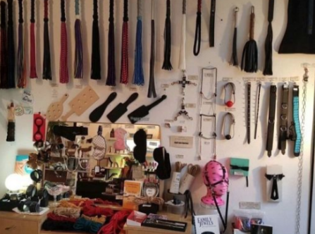 当皮革情趣套装遇上迷幻治愈风……