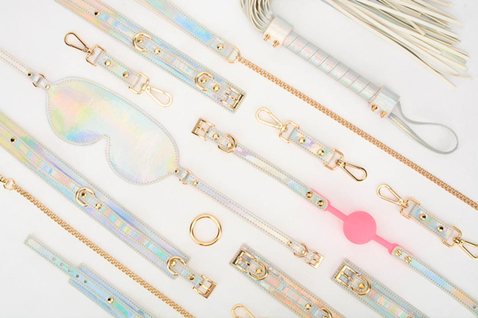 当皮革情趣套装遇上迷幻治愈风……