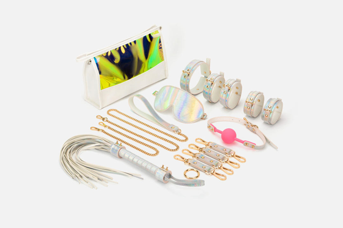 当皮革情趣套装遇上迷幻治愈风……