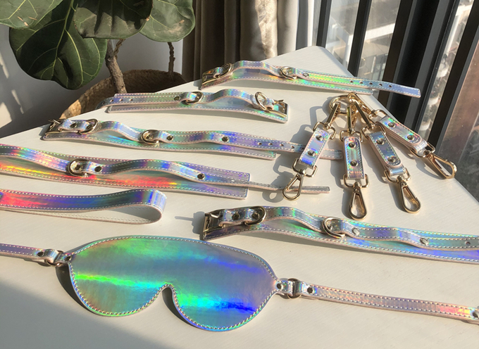 当皮革情趣套装遇上迷幻治愈风……