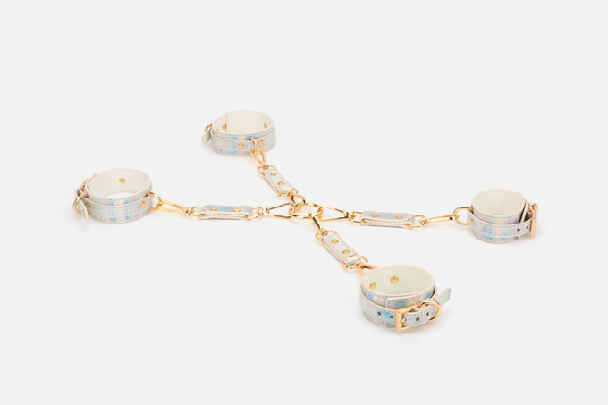 当皮革情趣套装遇上迷幻治愈风……