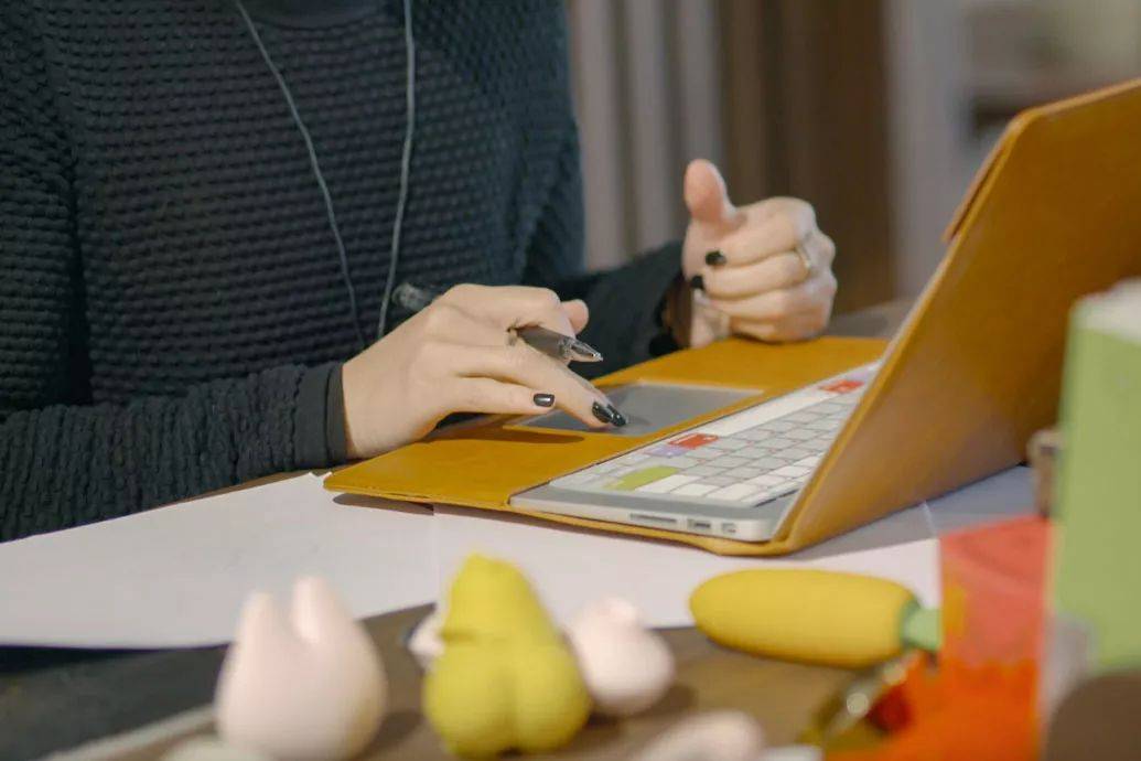 她是一个情趣玩具测评师,亲自试用了1000种产品