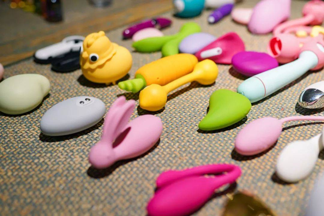 她是一个情趣玩具测评师,亲自试用了1000种产品