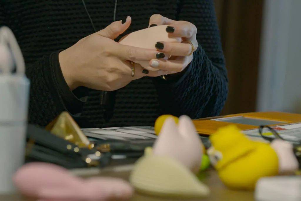 她是一个情趣玩具测评师,亲自试用了1000种产品