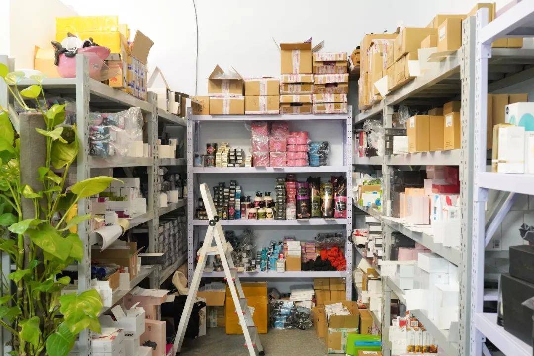 她是一个情趣玩具测评师,亲自试用了1000种产品