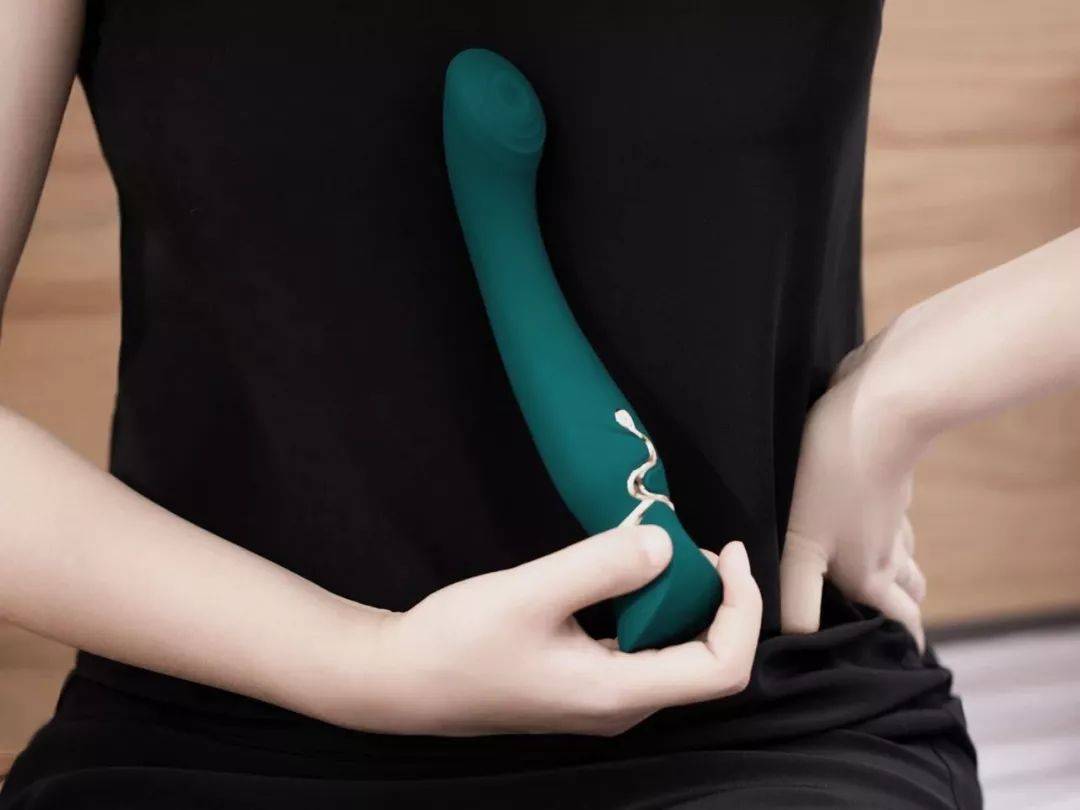 她是一个情趣玩具测评师,亲自试用了1000种产品