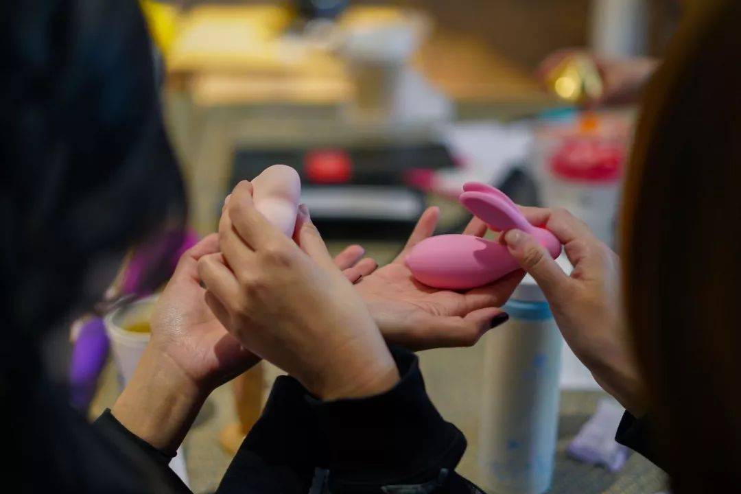 她是一个情趣玩具测评师,亲自试用了1000种产品