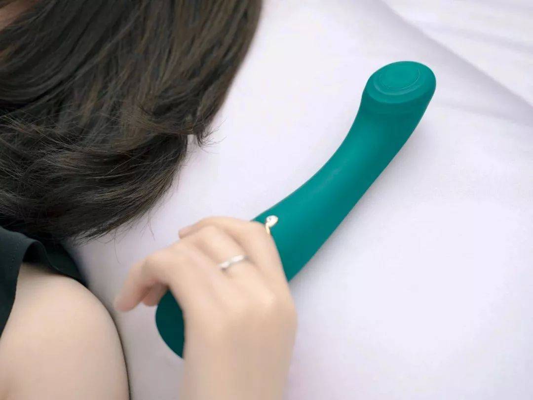 她是一个情趣玩具测评师,亲自试用了1000种产品