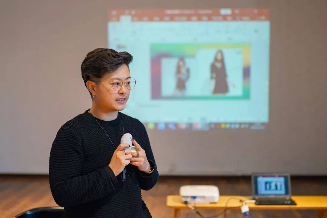 她是一个情趣玩具测评师,亲自试用了1000种产品