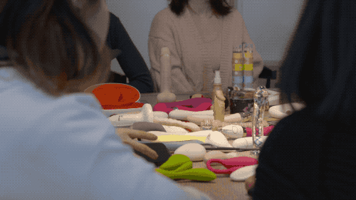 她是一个情趣玩具测评师,亲自试用了1000种产品